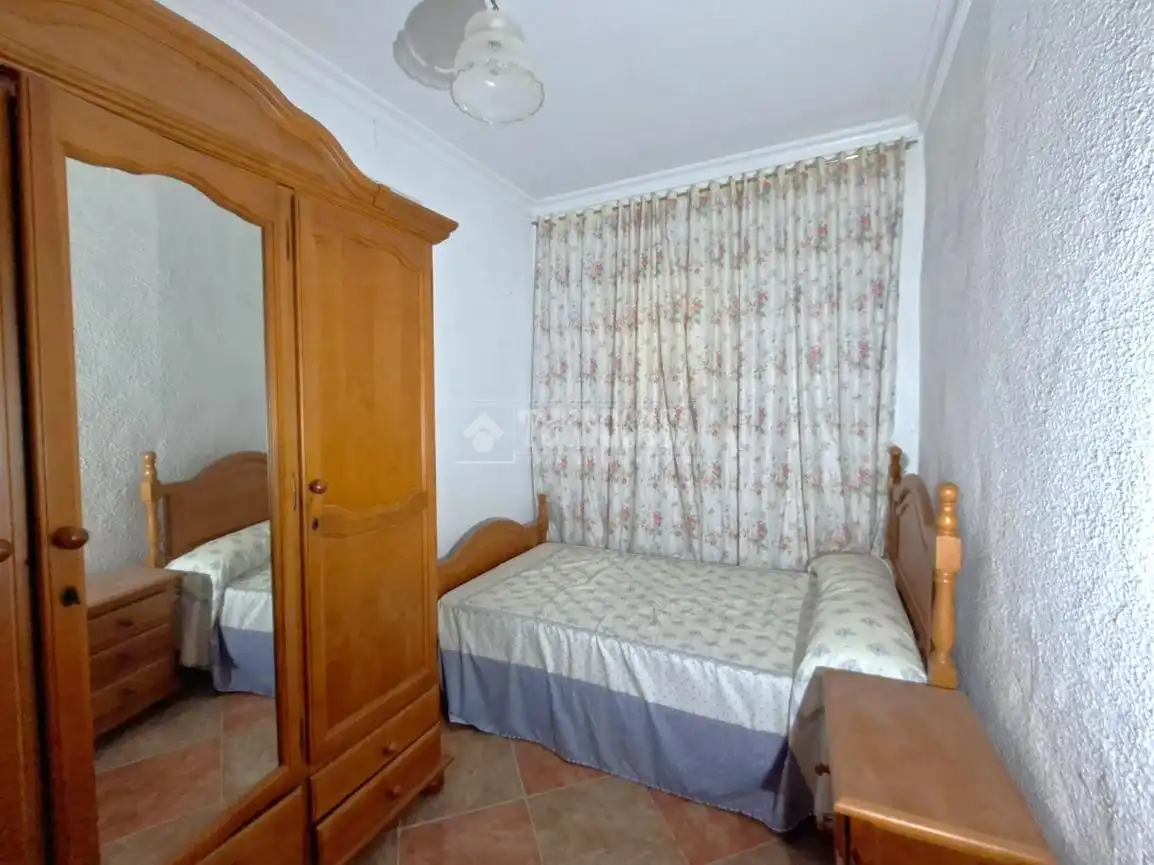 Dormitori de Casa adosada en venda en Guadix amb Balcó