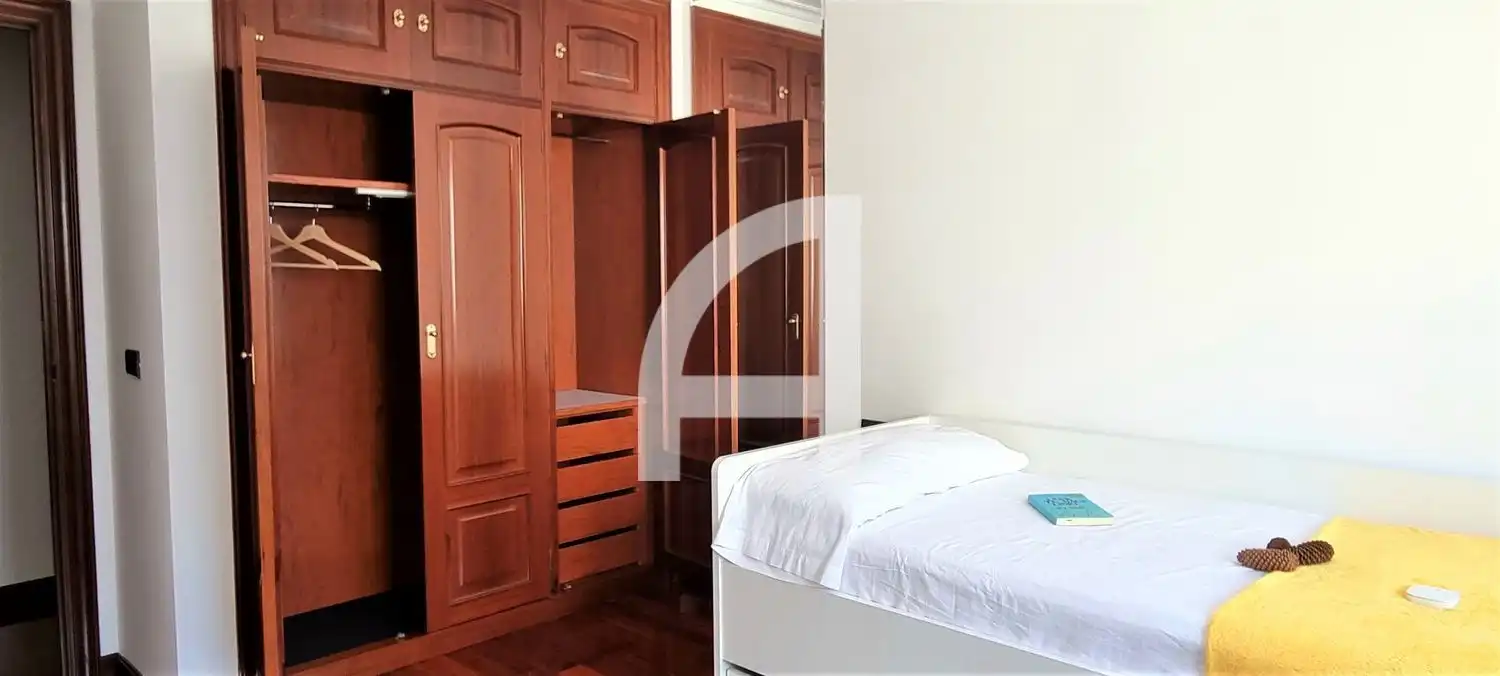 Habitación de Piso de alquiler en Vigo  con Calefacción, Trastero y Amueblado
