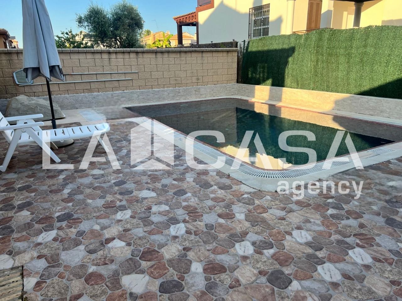 Piscina de Casa adosada en venda en Montequinto amb Traster i Piscina
