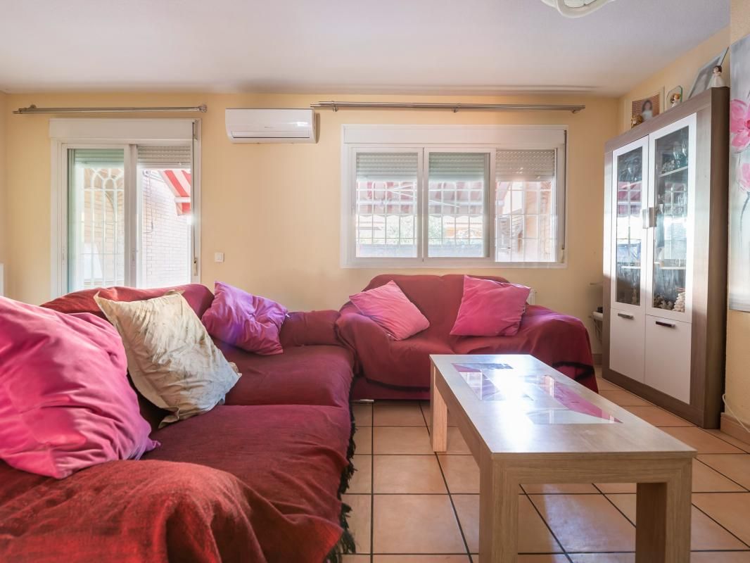 Sala d'estar de Casa adosada en venda en Leganés amb Aire condicionat, Calefacció i Jardí privat