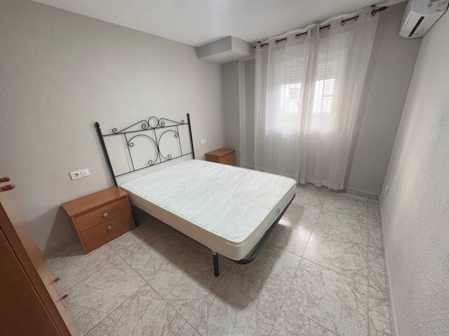 Piso en Alquiler en Calle Adarves Bajos en San Ildefonso - Catedral