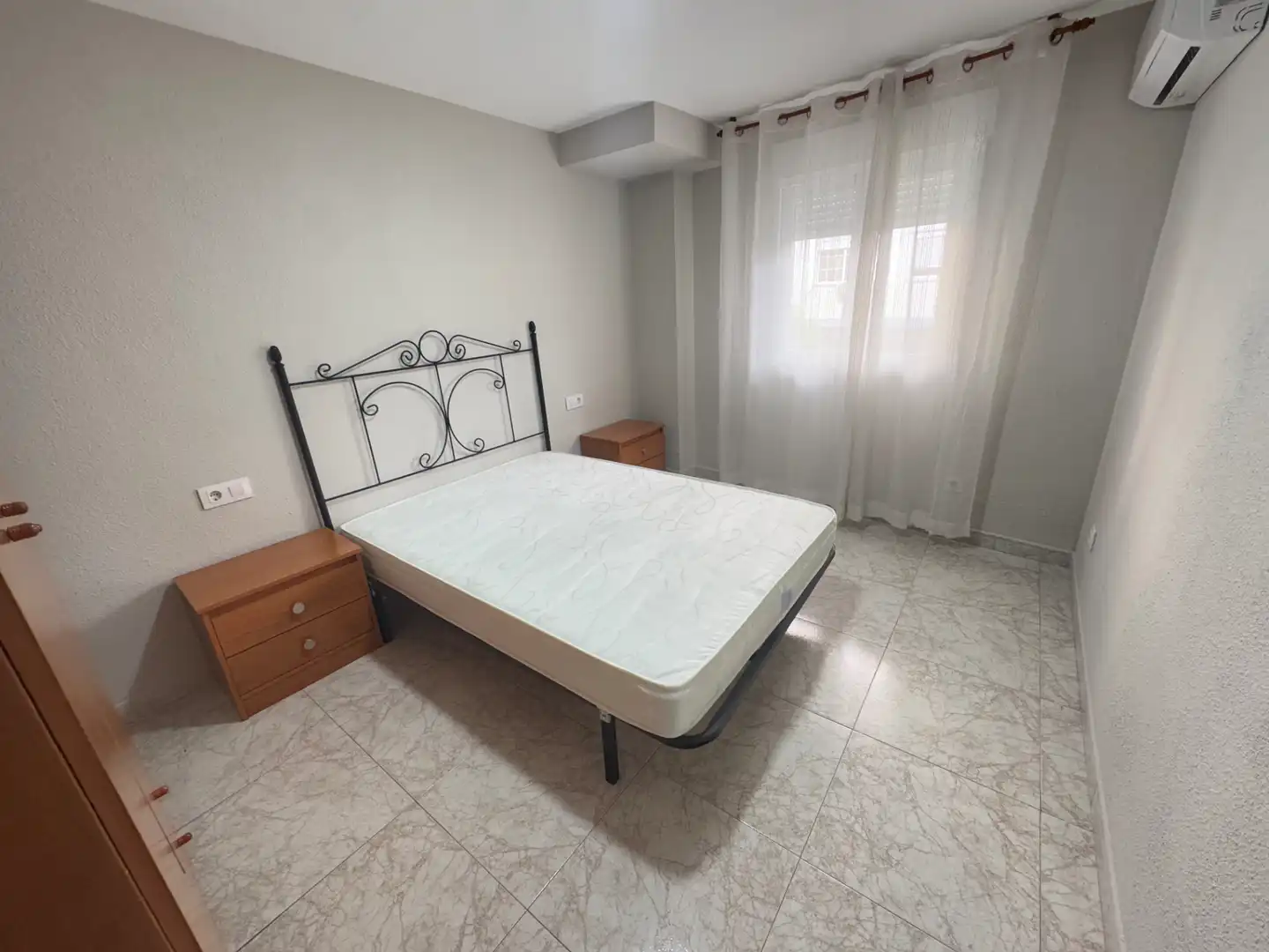 Habitación de Piso de alquiler en  Jaén Capital con Aire acondicionado, Calefacción y Amueblado