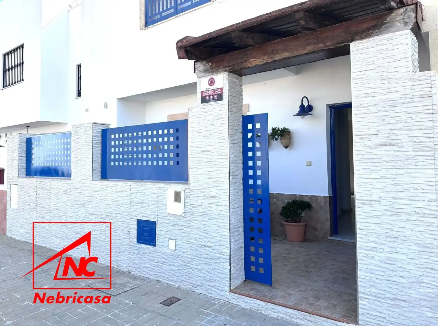 Vista exterior de Casa o xalet en venda en Lebrija amb Aire condicionat i Jardí privat