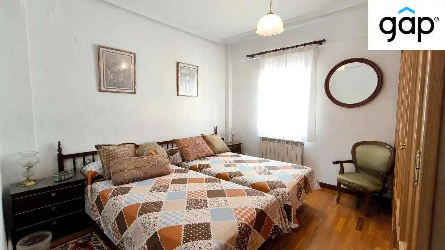 Schlafzimmer von Wohnung zum Verkauf in Cuenca mit Klimaanlage, Heizung und Parkett
