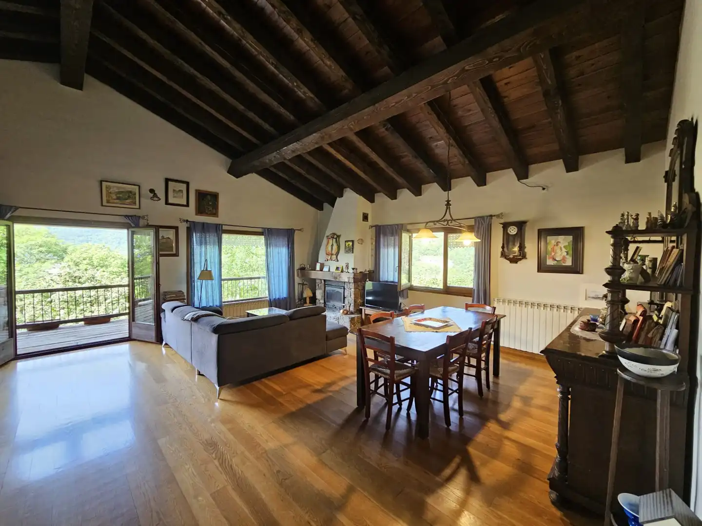 Sala d'estar de Casa o xalet en venda en Camprodon amb Moblat