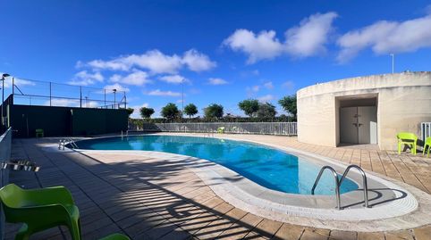 Piso en Macondo de 4 habitaciones y 2 baños con piscina