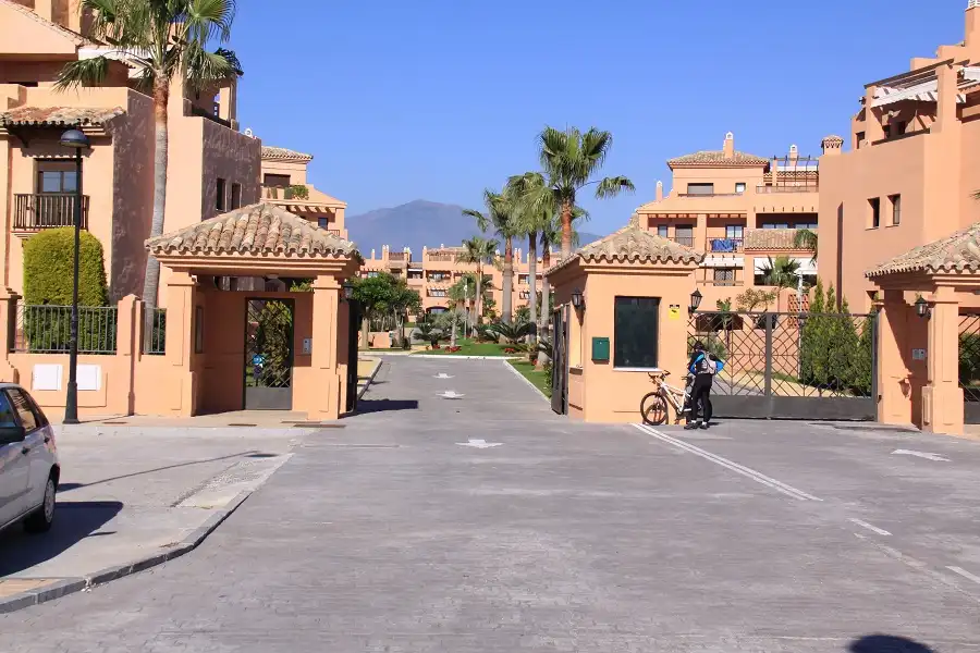 Vista exterior de Piso de alquiler en Estepona con Amueblado y Se aceptan mascotas