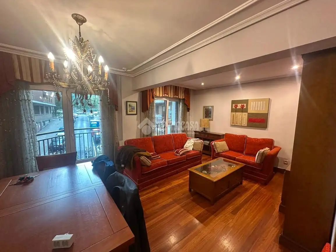 Sala d'estar de Dúplex en venda en Bilbao  amb Calefacció i Moblat