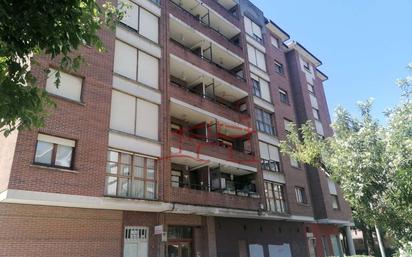 Außenansicht von Wohnung zum verkauf in Durango mit Terrasse und Balkon