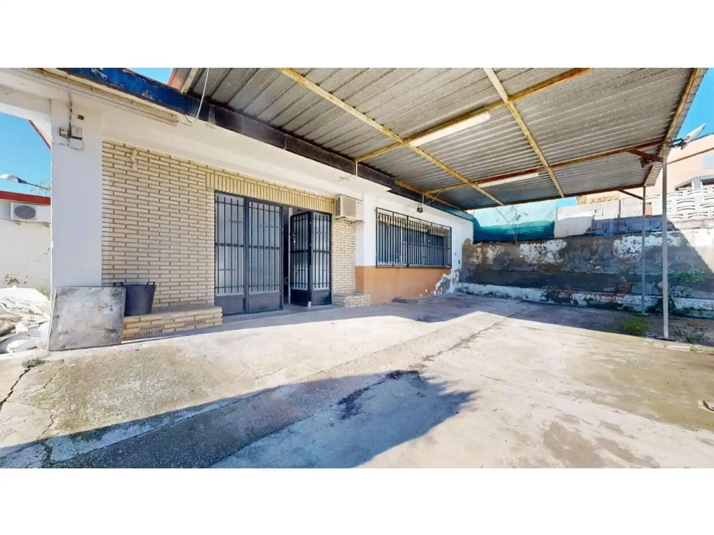 Vista exterior de Local en venda en Llíria amb Terrassa