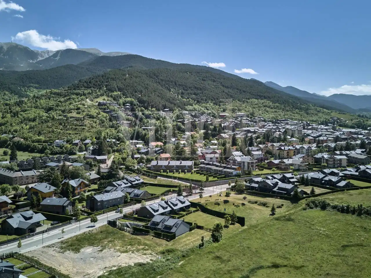Vista exterior de Casa adosada en venda en Alp amb Calefacció, Jardí privat i Parquet