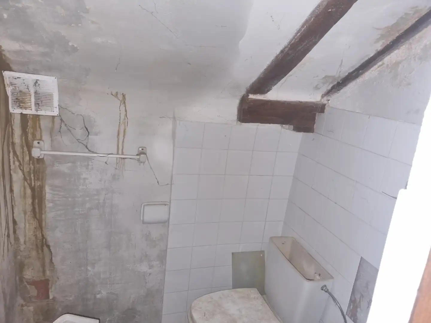 Bathroom of Houses for sale in Las Quintanillas