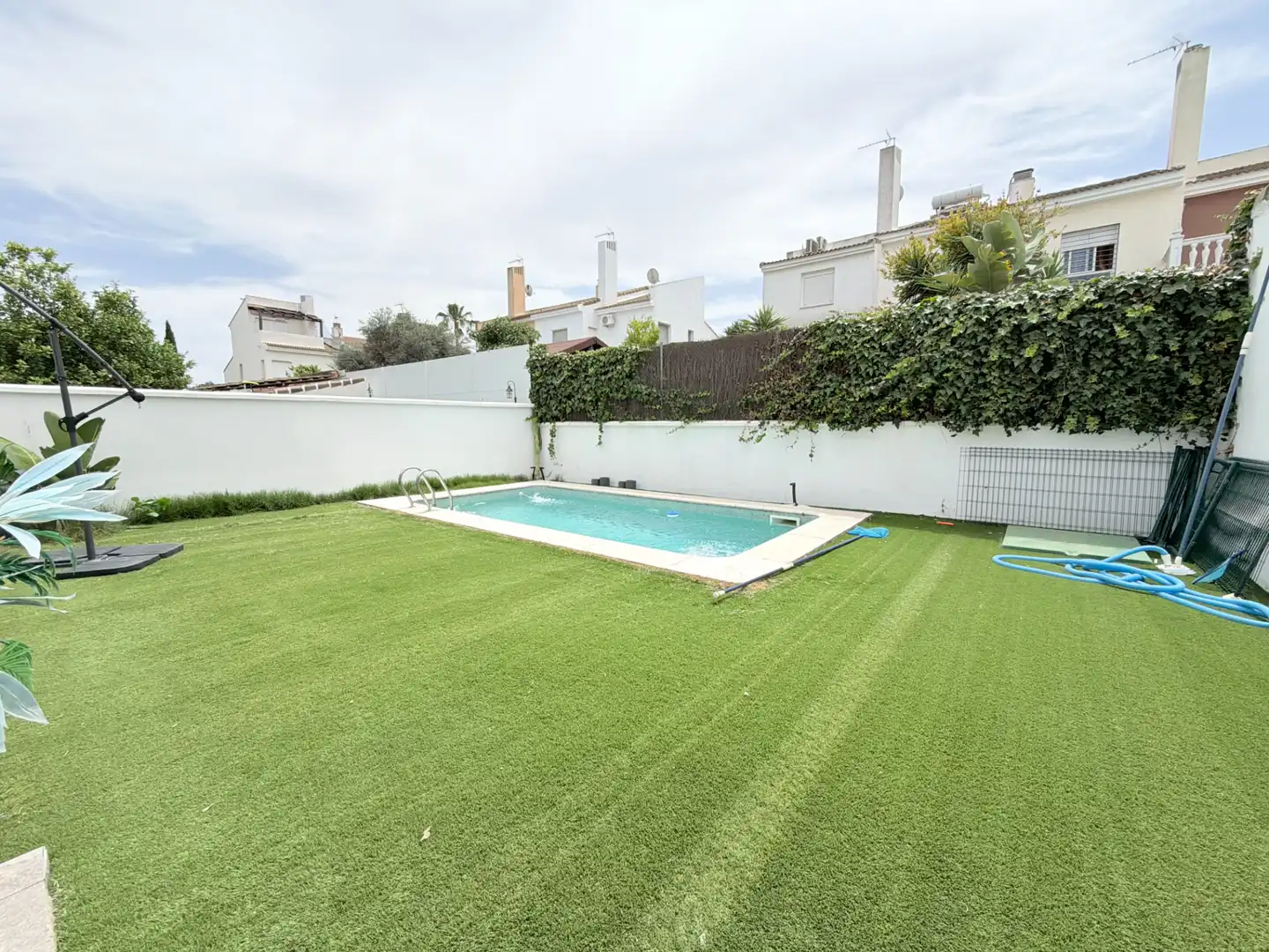 Piscina de Casa adosada en venta en Espartinas con Aire acondicionado, Jardín privado y Parquet