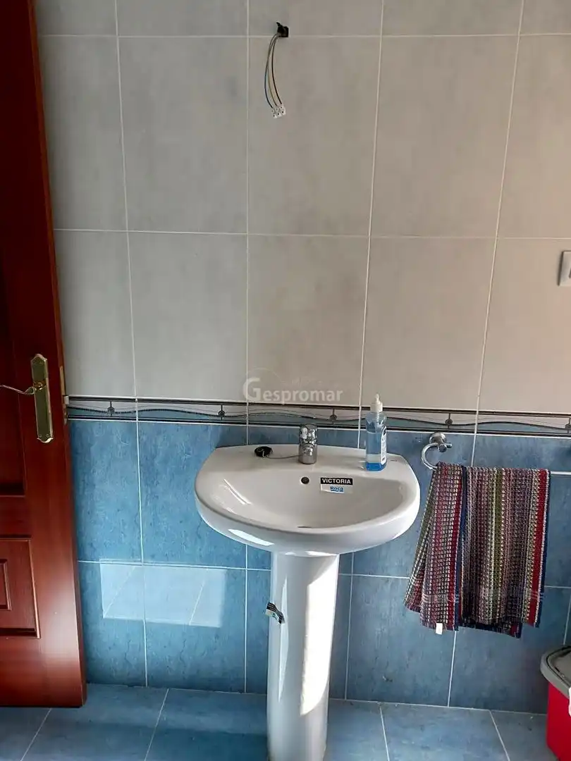 Bathroom of Houses for sale in Castro Caldelas  with Private garden, Parquet flooring and Terrace