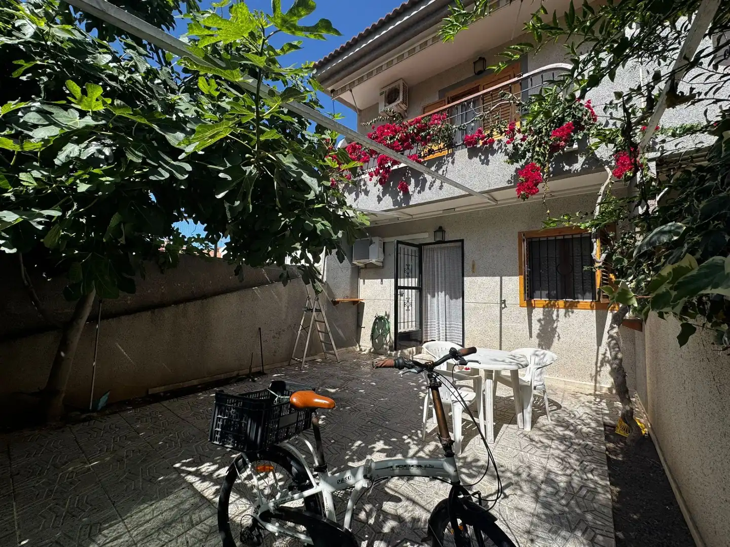 Vista exterior de Dúplex en venta en San Pedro del Pinatar con Aire acondicionado, Jardín privado y Terraza