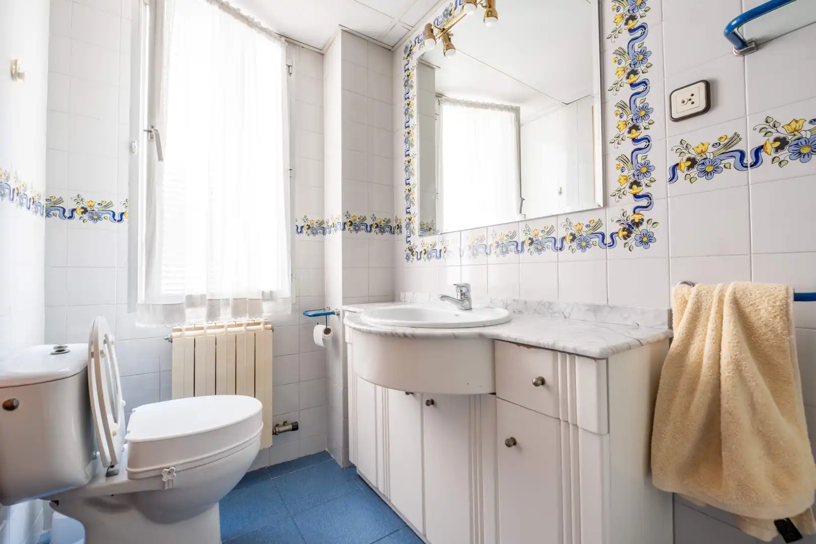 Baño de Ático en venta en Zaragoza con Calefacción, Parquet y Terraza
