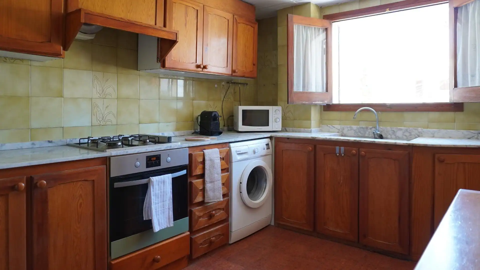 Küche von Dachboden zum Verkauf in El Puig de Santa Maria mit Privatgarten, Terrasse und Balkon