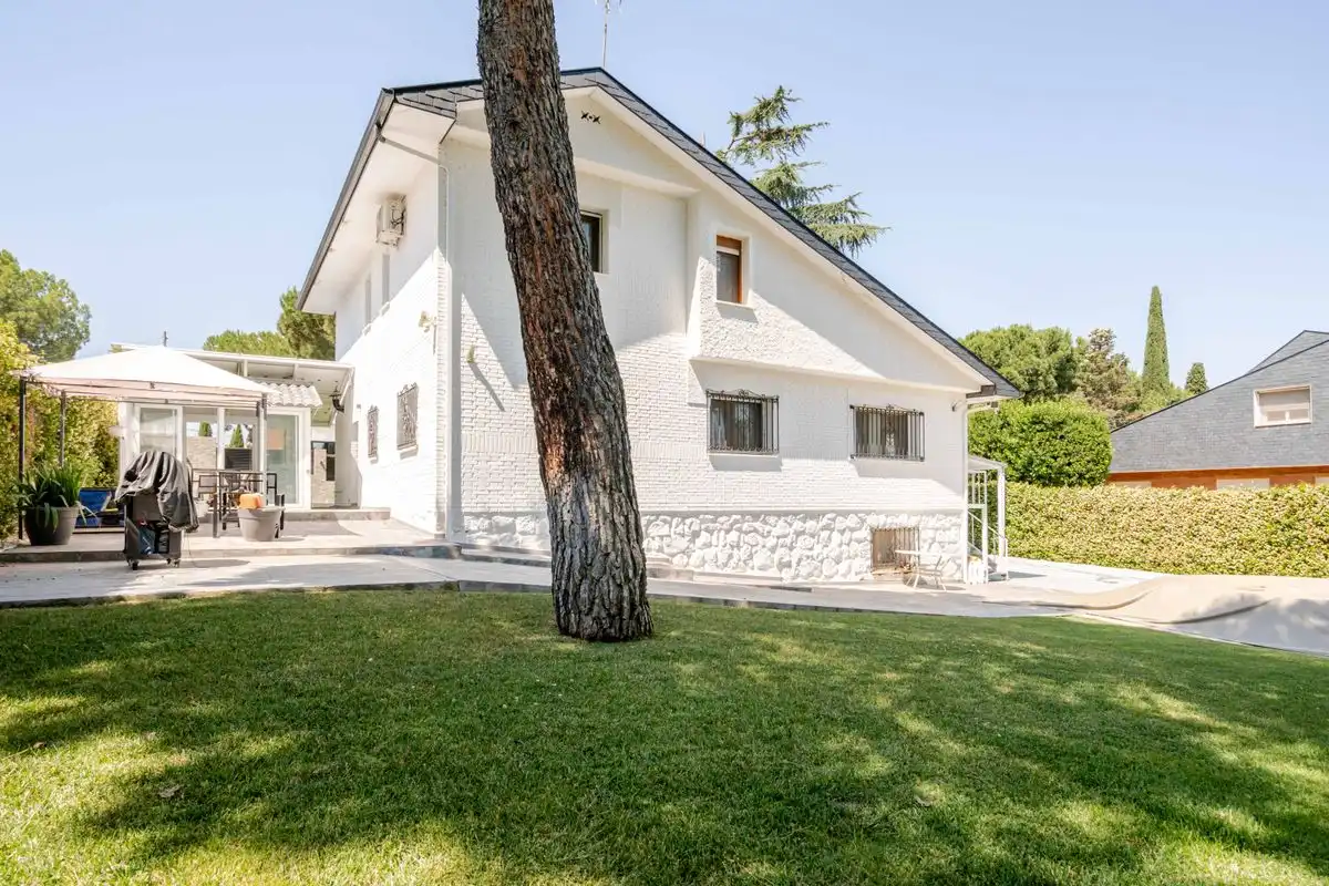 Vista exterior de Casa o chalet en venta en Boadilla del Monte con Aire acondicionado, Calefacción y Jardín privado