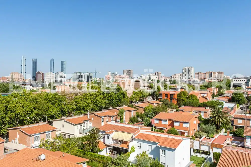 Außenansicht von Wohnung zur Miete in Madrid mit Klimaanlage, Heizung und Parkett