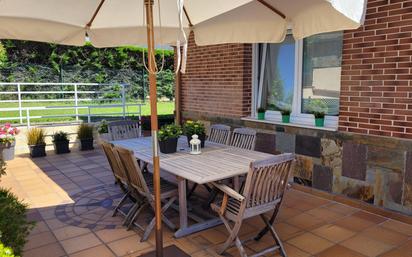 Terrassa de Casa adosada en venda en Castro-Urdiales amb Calefacció, Jardí privat i Terrassa