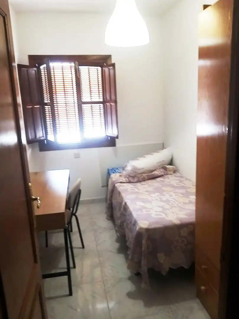 Habitación de Apartamento de alquiler en Granada con Amueblado, Lavadora y Microondas