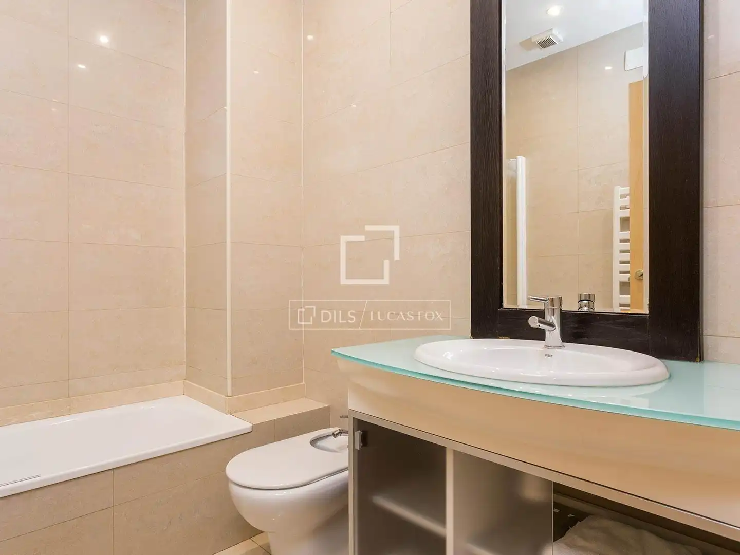 Badezimmer von Wohnung zum Verkauf in Barcelona mit Klimaanlage, Heizung und Parkett