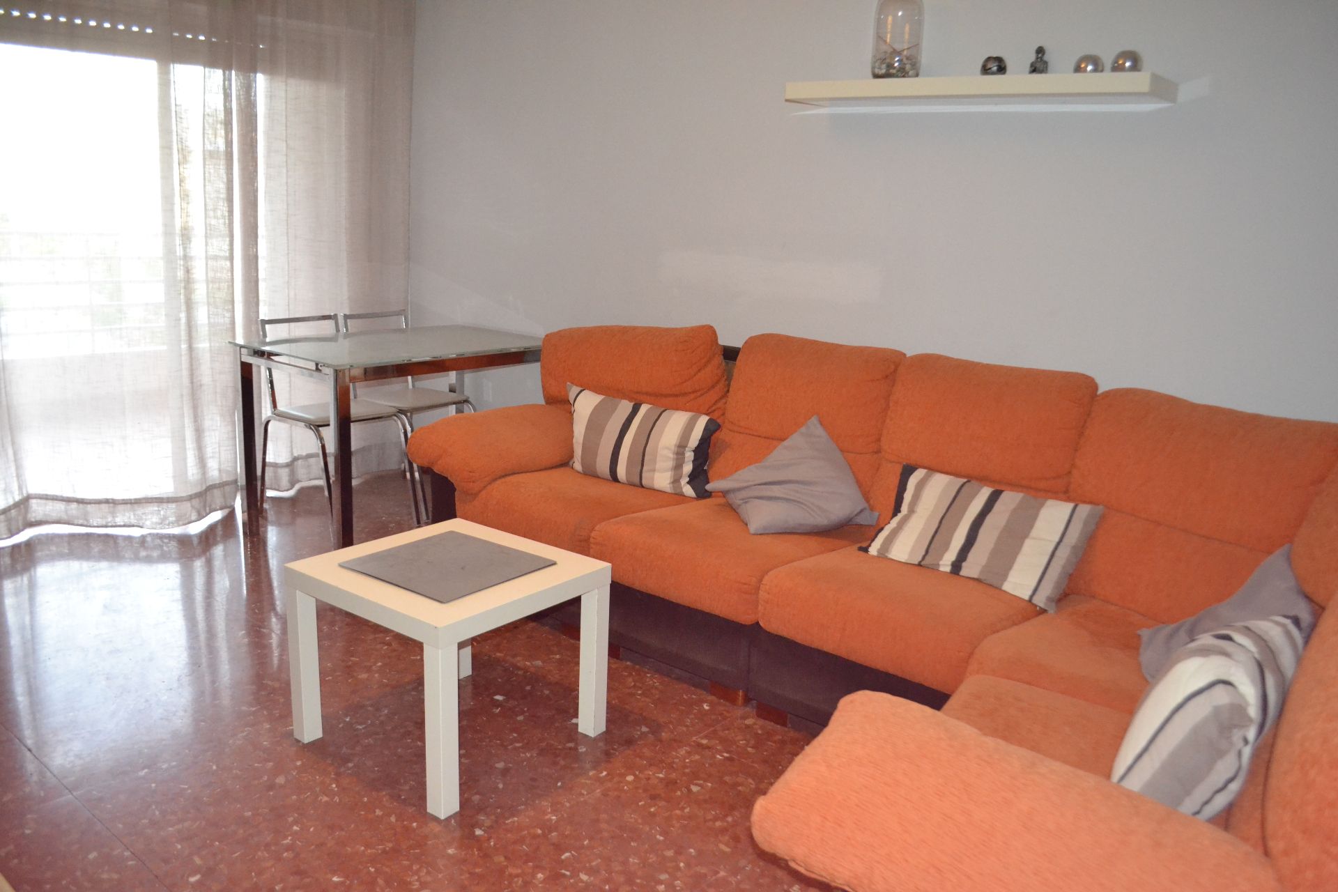 Living room of Flat to rent in  Granada Capital  with Heating, Private garden and Furnished