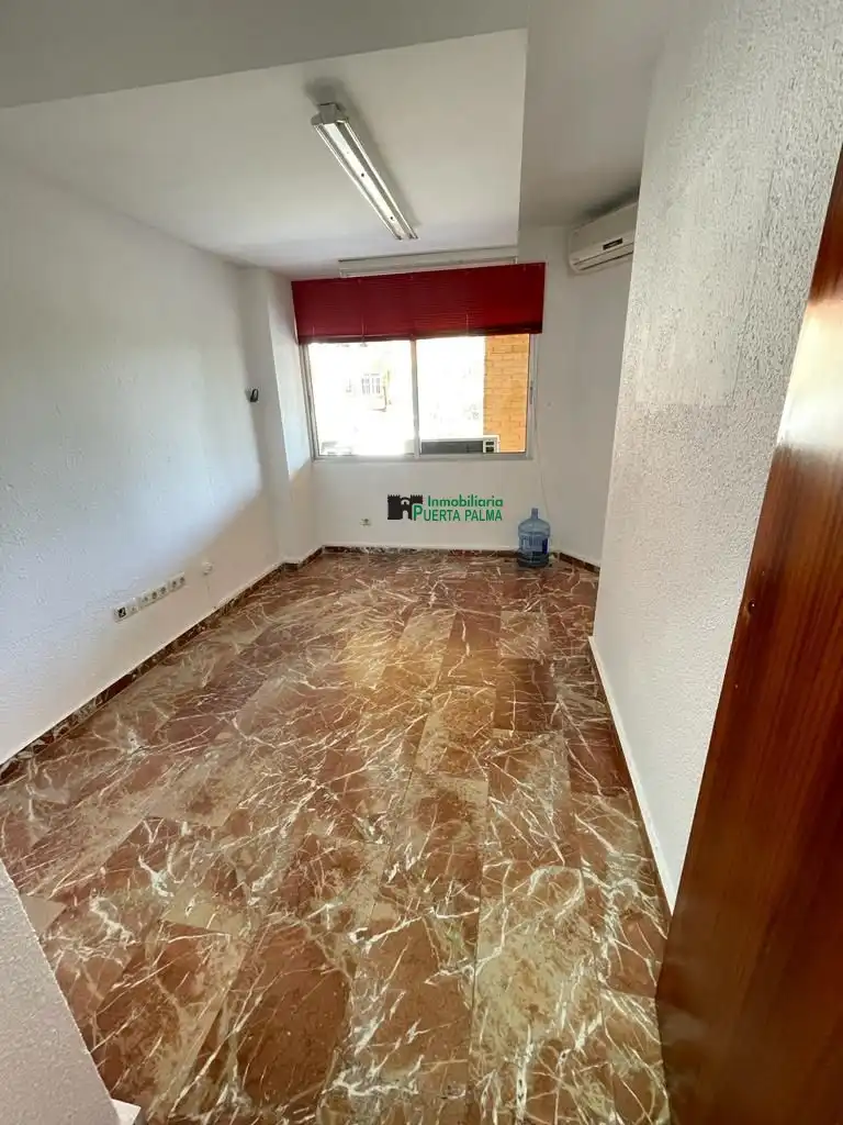 Schlafzimmer von Büro zum Verkauf in Badajoz mit Klimaanlage
