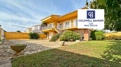 Encantadora casa independiente, situada en una zona tranquila de LEscala, ideal para quienes buscan comodidad y cercanía con la na