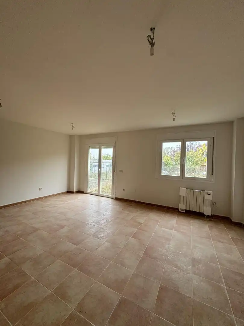 Sala d'estar de Casa adosada en venda en Albalate de Zorita amb Calefacció, Jardí privat i Internet