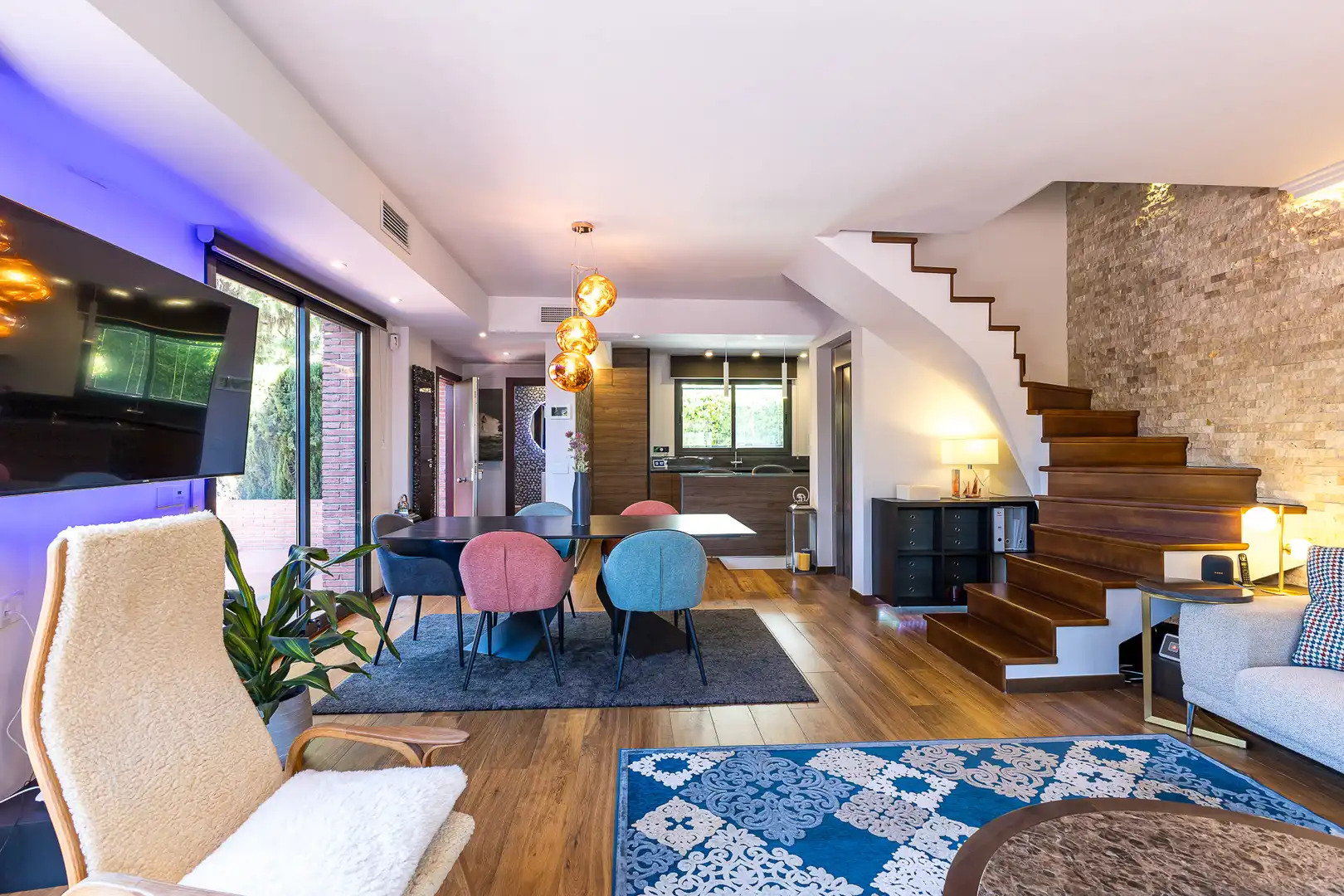 Sala d'estar de Casa adosada en venda en Sitges amb Calefacció, Jardí privat i Parquet