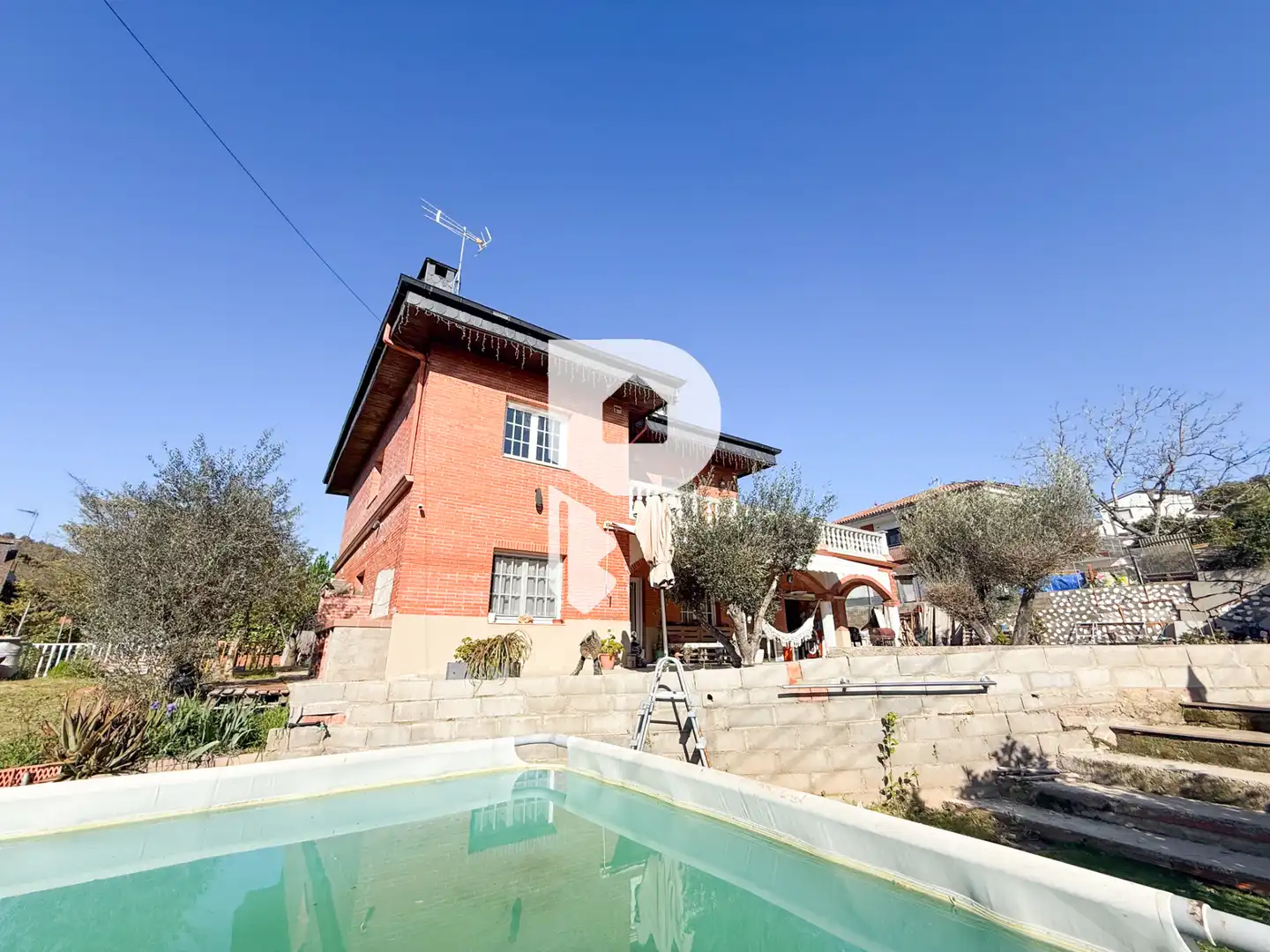 Vista exterior de Casa o xalet en venda en Corbera de Llobregat amb Aire condicionat, Calefacció i Jardí privat