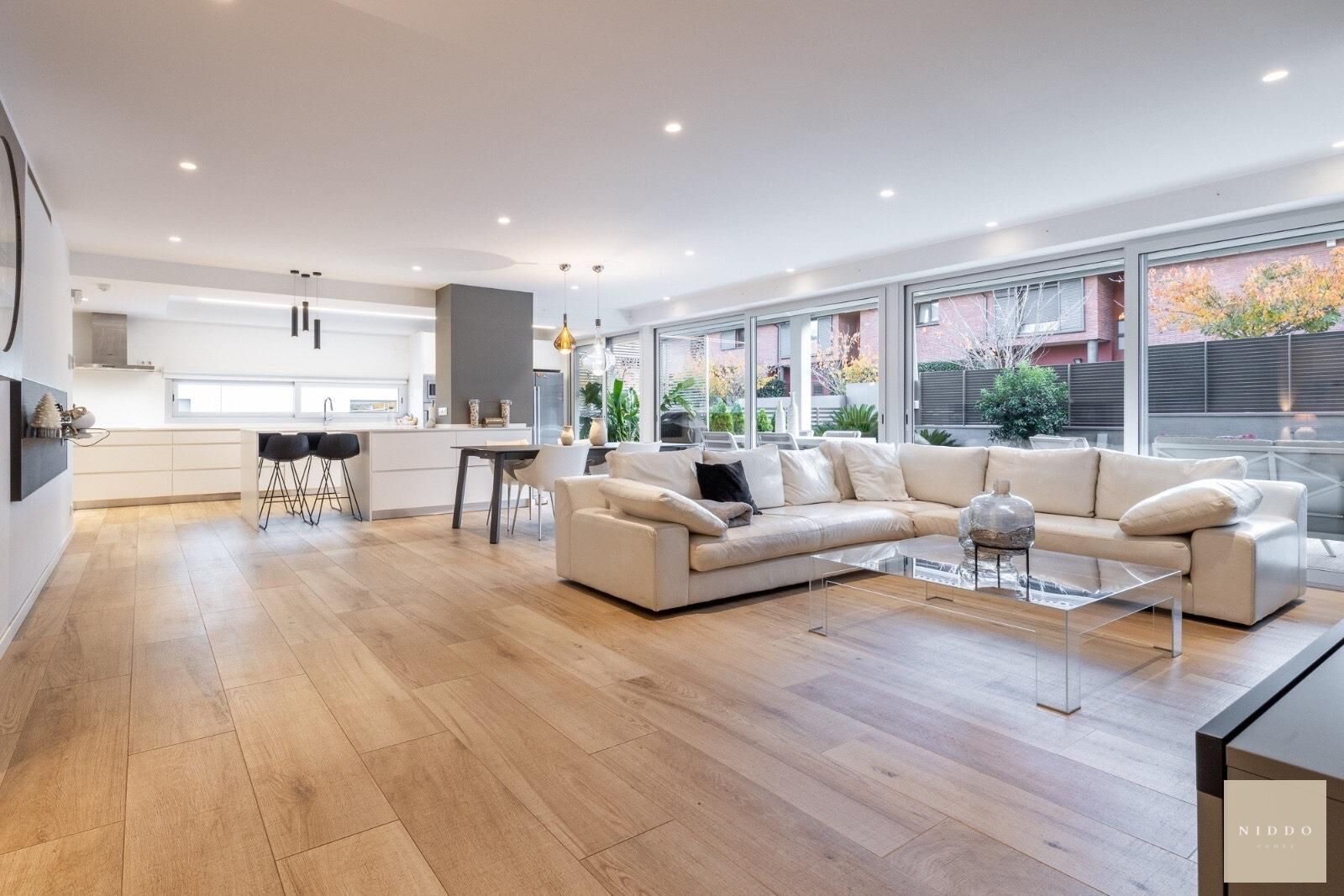 Sala d'estar de Planta baixa en venda en Sant Cugat del Vallès amb Aire condicionat, Calefacció i Jardí privat