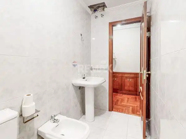Bany de Pis en venda en Vigo  amb Calefacció, Parquet i Traster