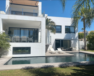 Vista exterior de Casa o xalet de lloguer en Estepona amb Aire condicionat, Jardí privat i Terrassa