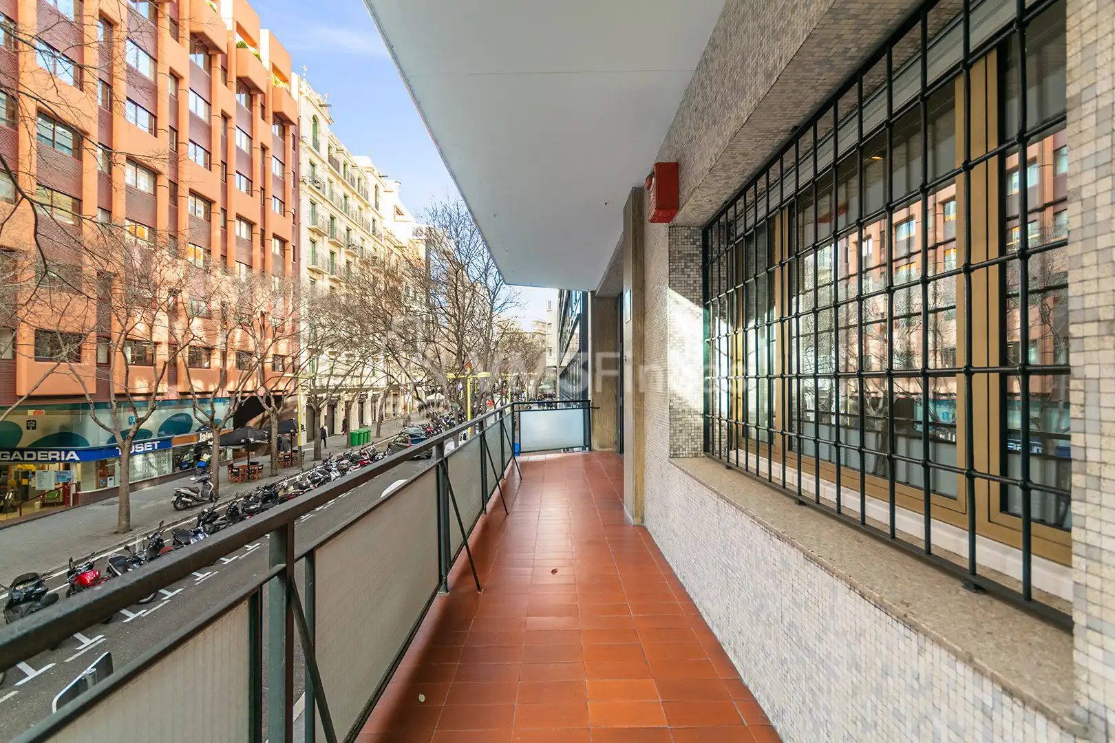 Außenansicht von Wohnung zur Miete in Barcelona mit Klimaanlage, Heizung und Parkett