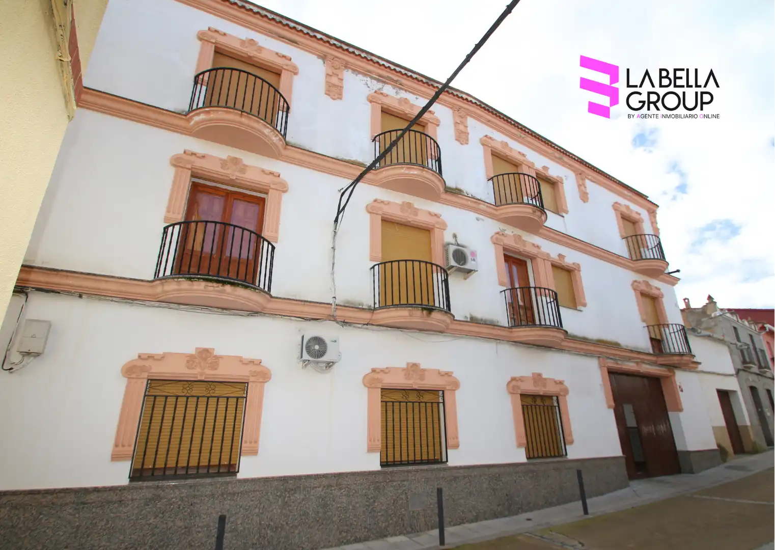 Vista exterior de Casa o xalet en venda en Orellana la Vieja amb Aire condicionat, Terrassa i Piscina
