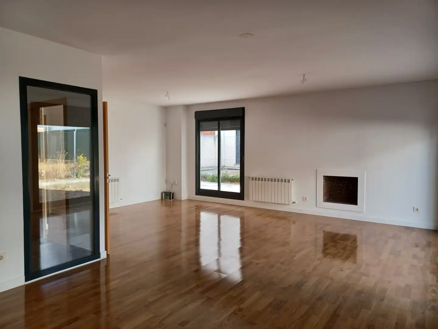 Sala d'estar de Casa adosada en venda en Paracuellos de Jarama amb Calefacció, Jardí privat i Parquet