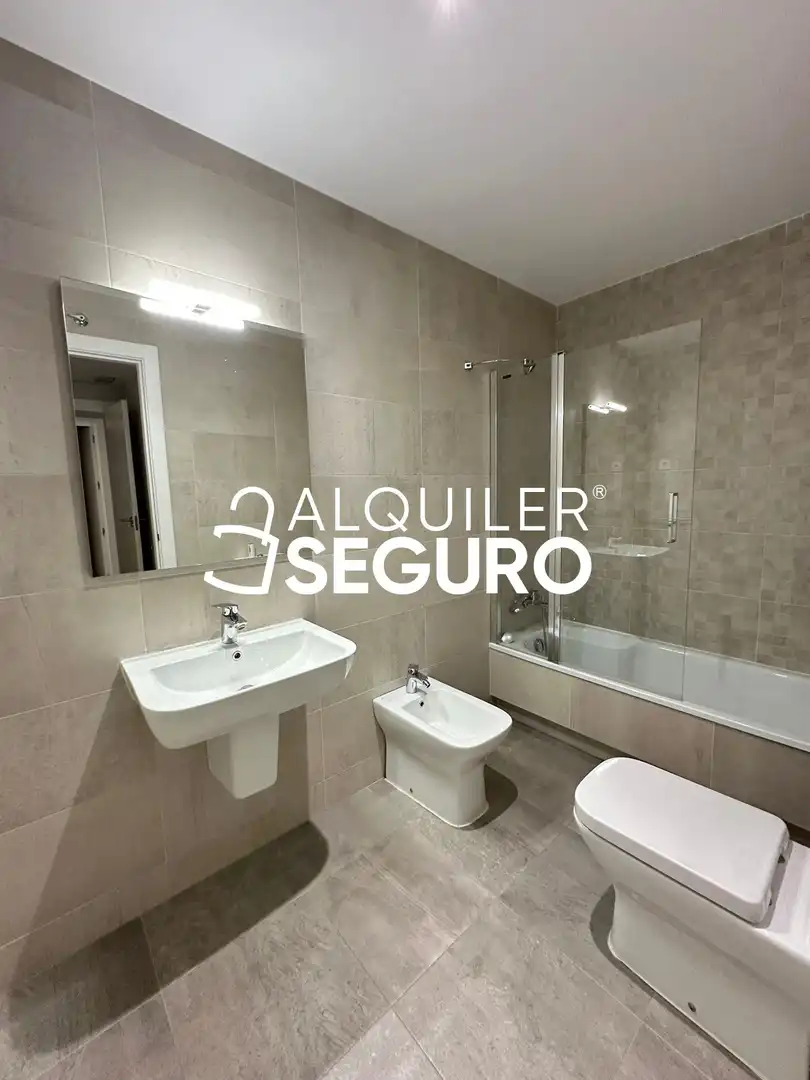 Baño de Piso de alquiler en Madrid con Calefacción, Terraza y Trastero