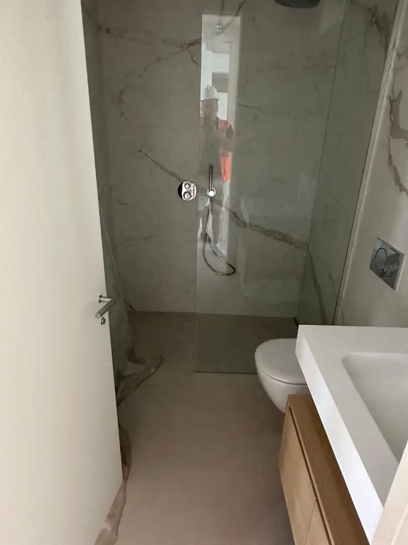 Bathroom of Flat for sale in Marbella  with Air Conditioner, Terrace and Internet