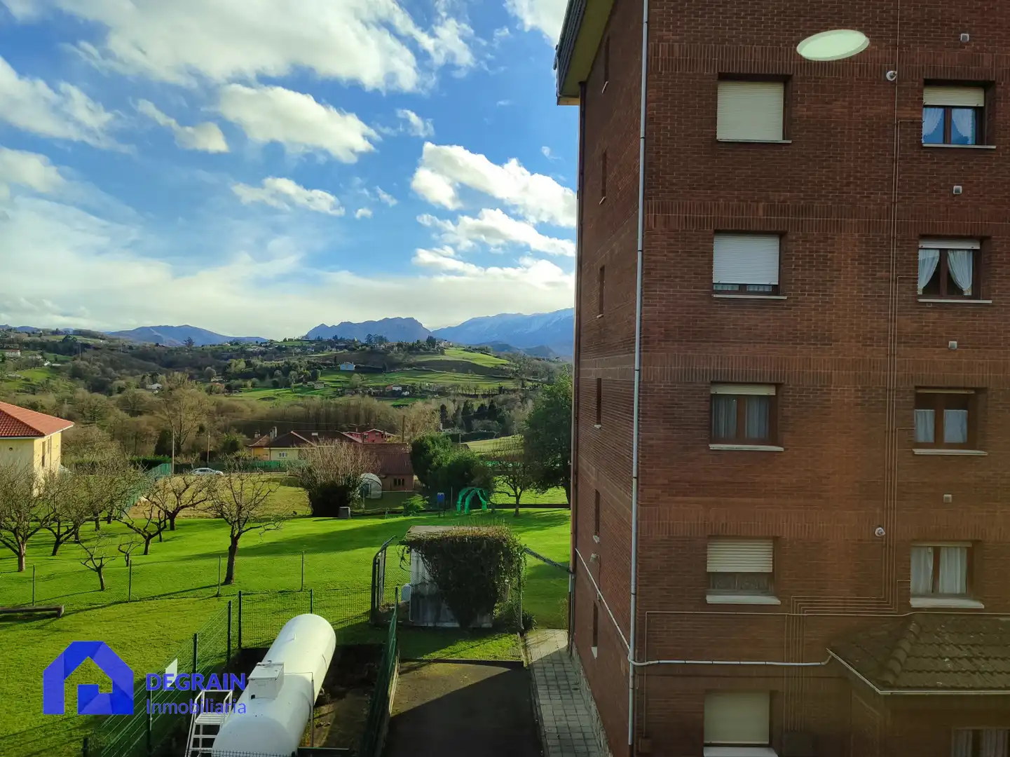 Außenansicht von Wohnung zum Verkauf in Oviedo  mit Heizung, Parkett und Abstellraum
