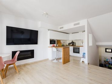 Maison mitoyenne avec balcon à vendre à Calle Topacio