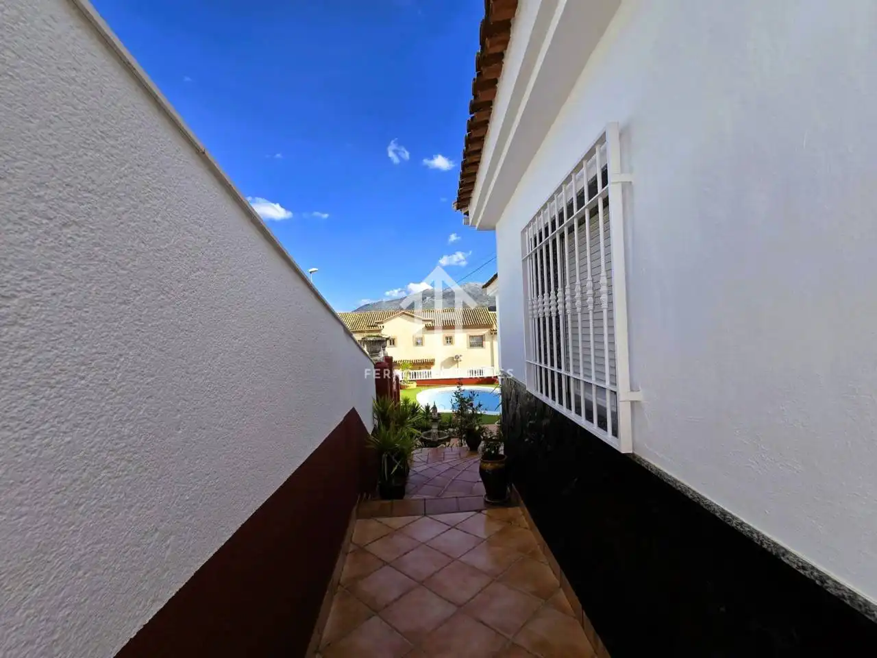 Vista exterior de Casa o xalet en venda en Loja amb Jardí privat, Terrassa i Piscina
