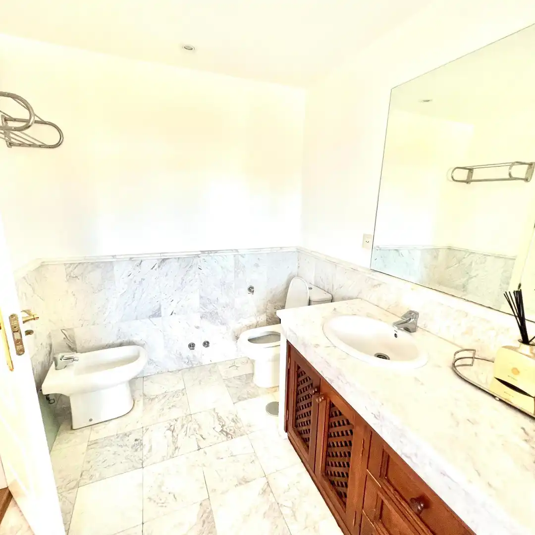 Badezimmer von Dachboden zur Miete in Estepona mit Klimaanlage, Terrasse und Schwimmbad