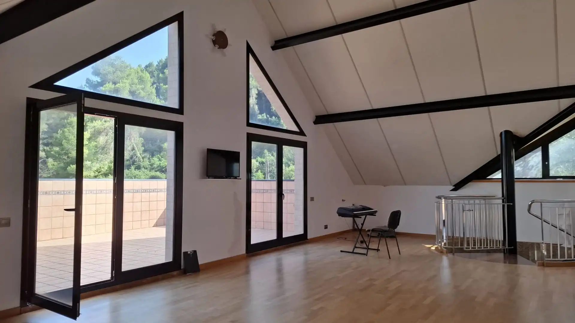 Sala d'estar de Casa o xalet en venda en Vallirana amb Aire condicionat i Terrassa