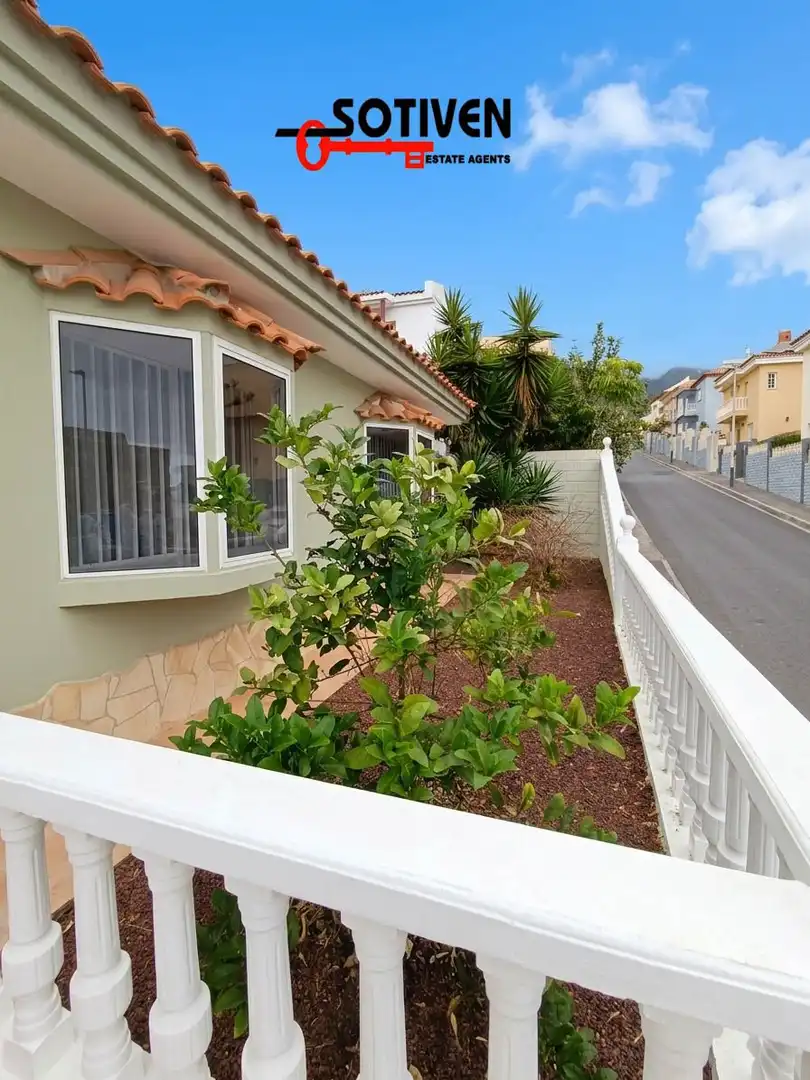 Vista exterior de Casa o xalet de lloguer en Adeje amb Terrassa