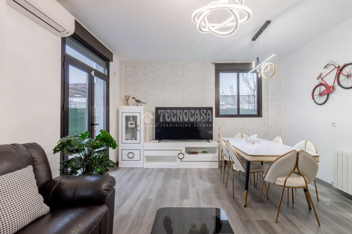 Sala d'estar de Casa adosada en venda en  Madrid Capital amb Aire condicionat, Calefacció i Terrassa
