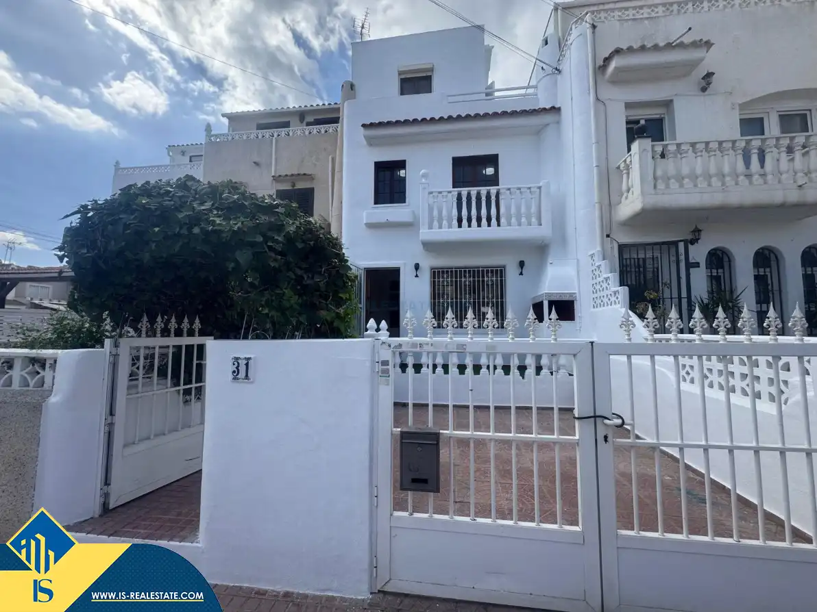 Vista exterior de Casa adosada en venda en Torrevieja amb Calefacció, Jardí privat i Terrassa