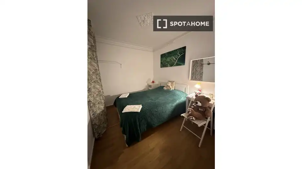 Room in Sant Gervasi- Galvany