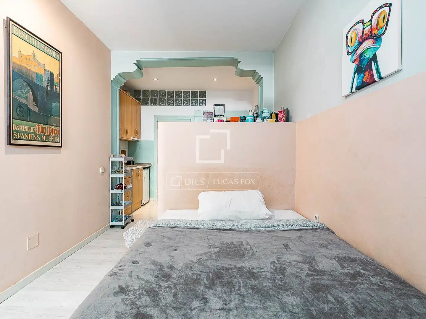 Habitación de Piso en venta en Barcelona con Amueblado y Balcón